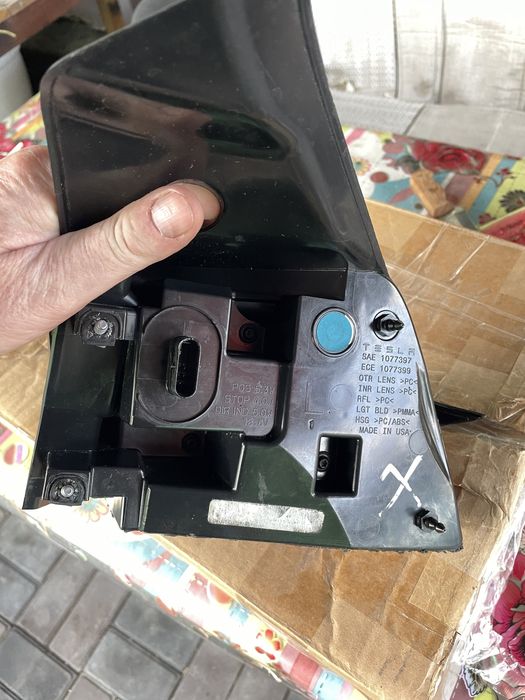 Задний левый плафон Тесла модель 3