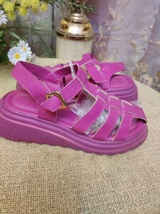 Босоножки , крассовки 40-41 раз.