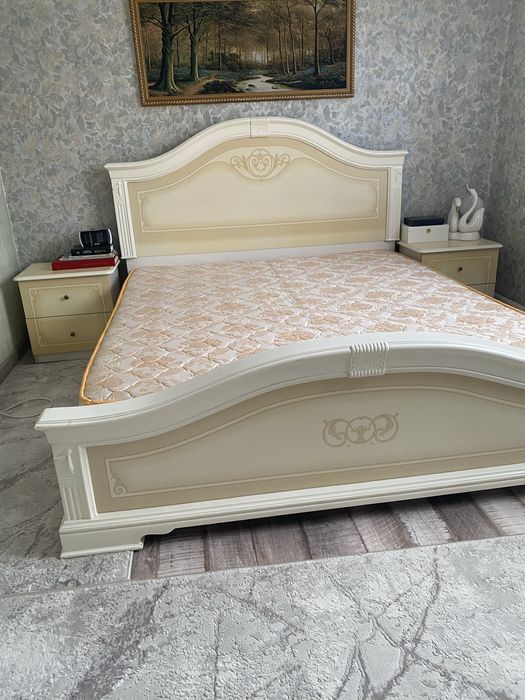 Продам спальню(кровать, тумбы, комод)