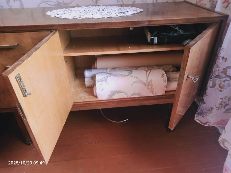 Кровать, стол со стульями, тумба