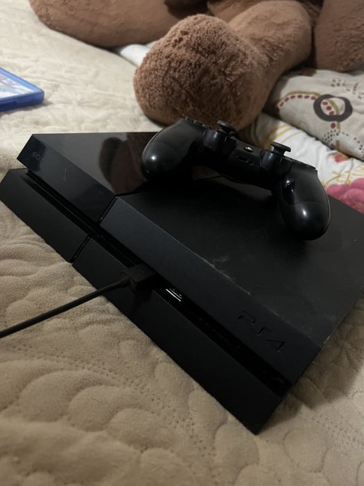 Vand PS4 cu o maneta dualshock si un joc ( the crew 2)