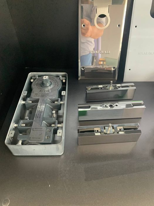 Ремонт и установка, реглировка доводчиков для стеклянных дверей.