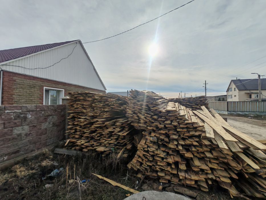 В продаже доски необрезные, пиломатериалы