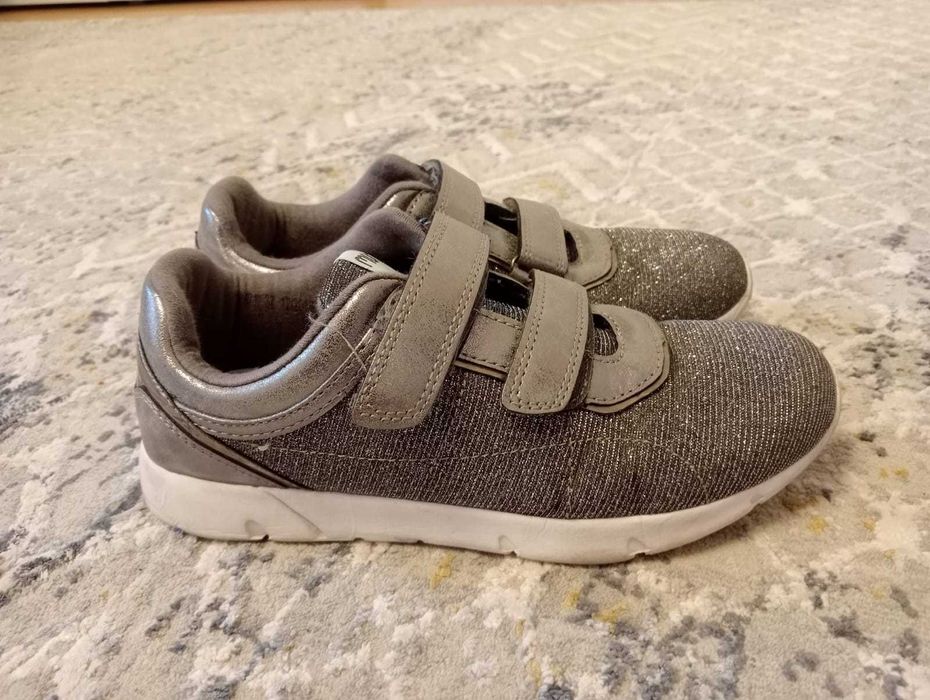 Продам кроссовки на девочку