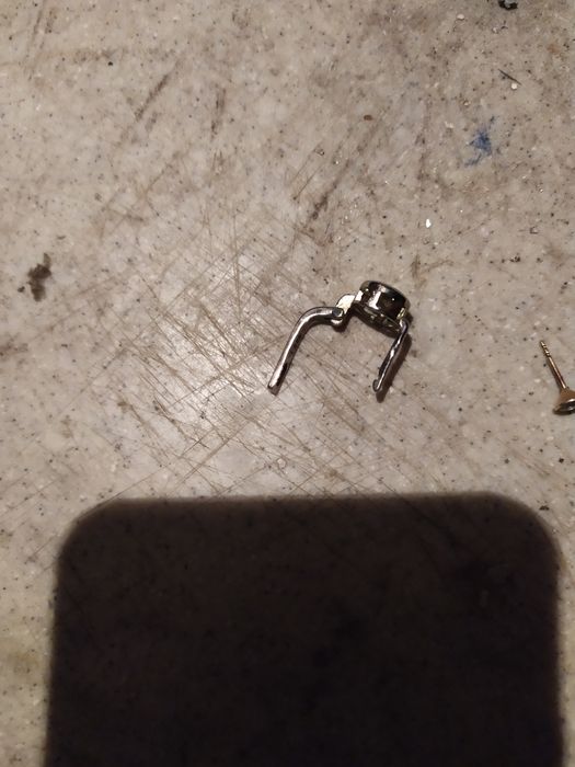 Продам серебряную женскую серьгу.