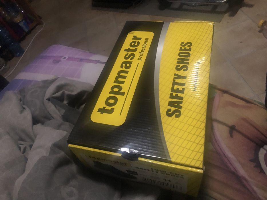 Нови обувки за работа