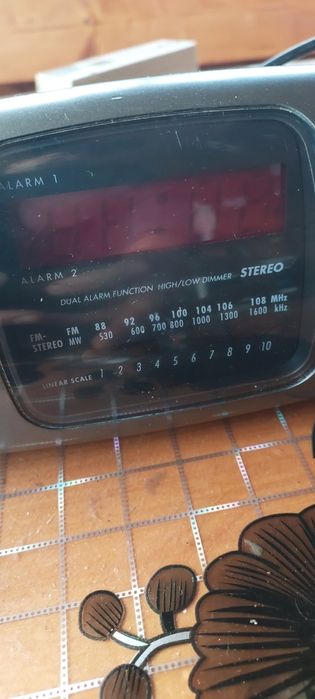 Vând radio Grundig sonoclock 350