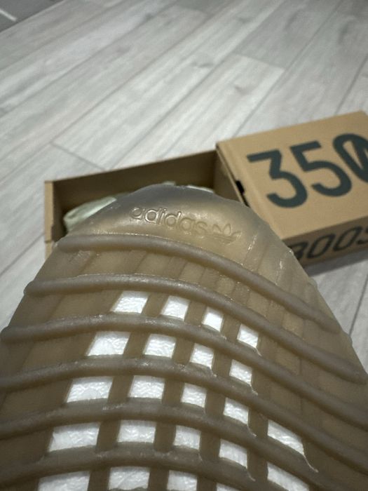 Adidas Yeezy Boost 350 V2 Carbon Beluga – Noi, în cutie