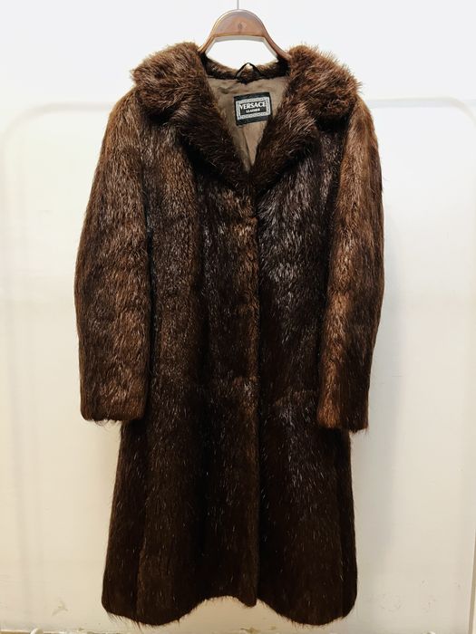 Haină maro din blană naturală Versace nutrie
