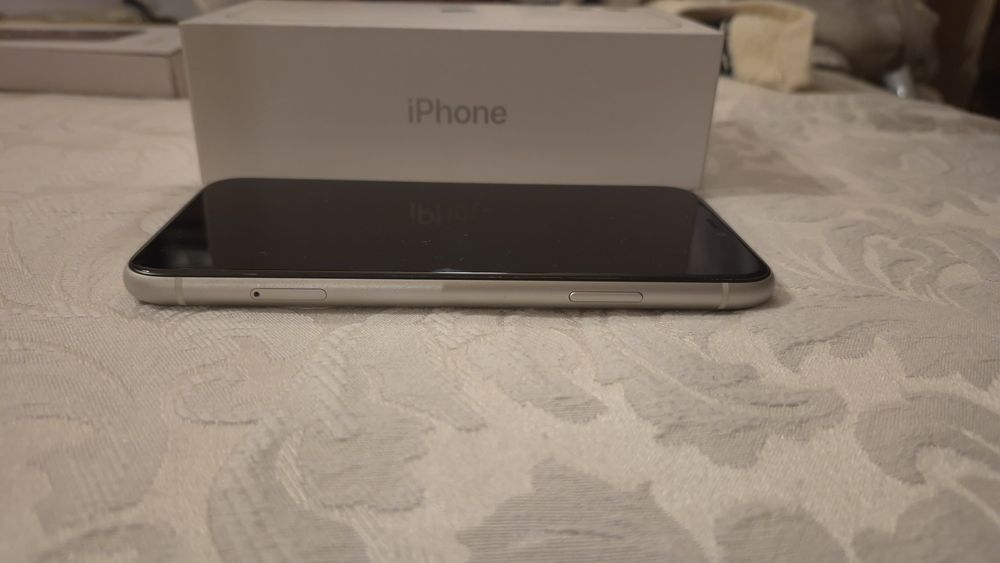 iPhone 11 64 GB Бял + JBL Vibe Buds