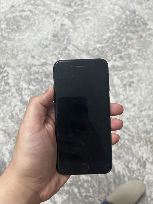 Продам Iphone SE 2020