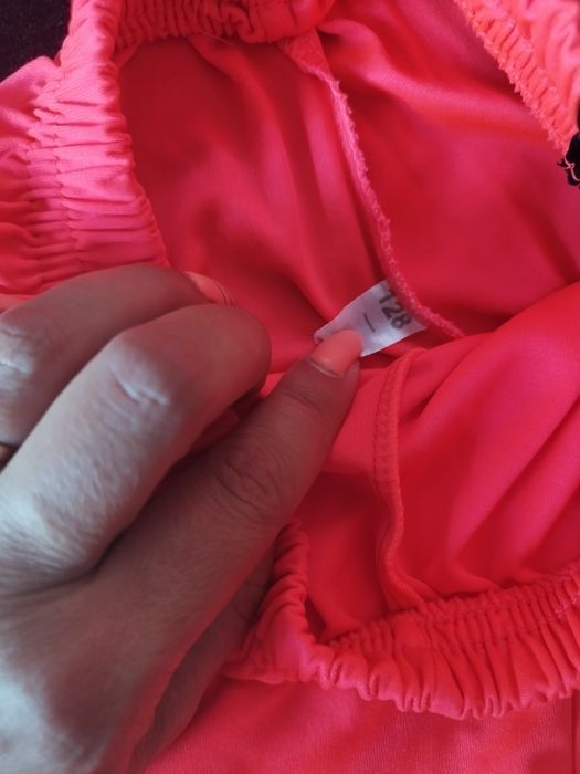 Футболно екипче в страхотен електрикав цвят