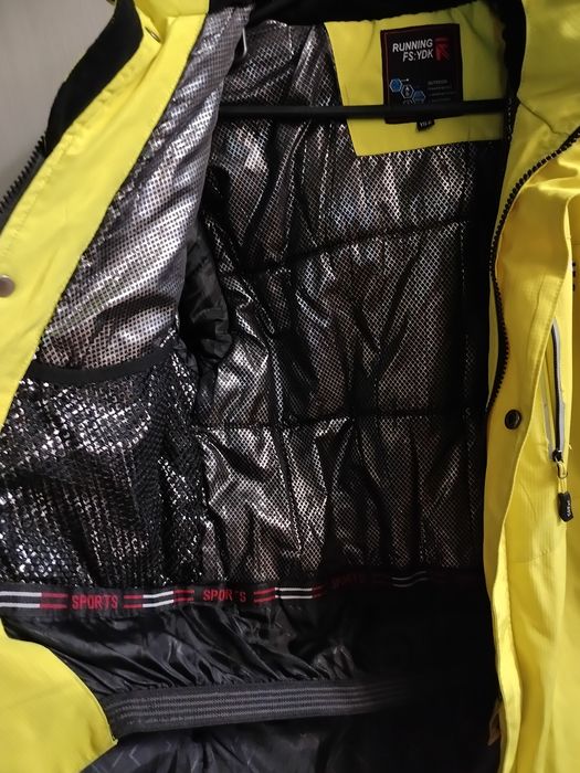 Яркая зимняя куртка