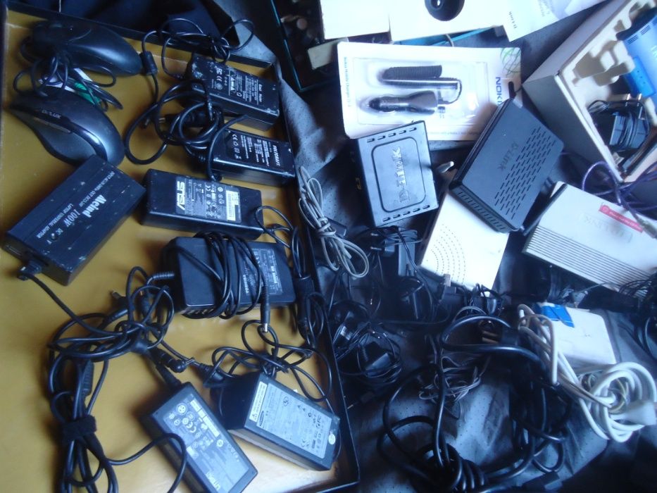 Набор зарядок от различной техники ноутбуки и телефоны и интернет