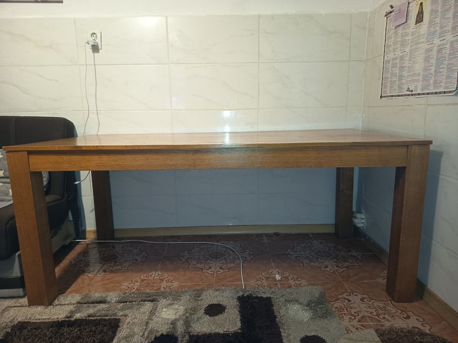 Masa de lemn dur, importată din Anglia cu 6 scaune.