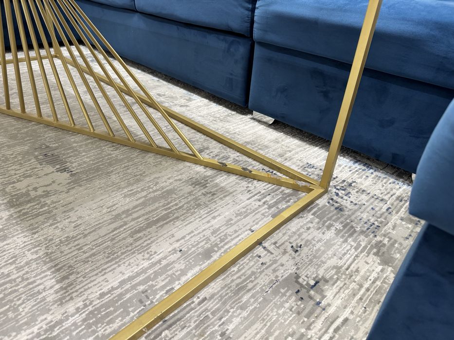 Продается стол с минималистичном стиле