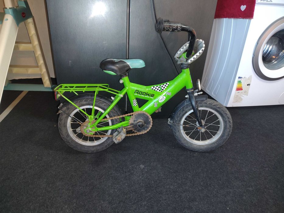 Vând mașina electrică în stare de funcționare și bicicleta copii