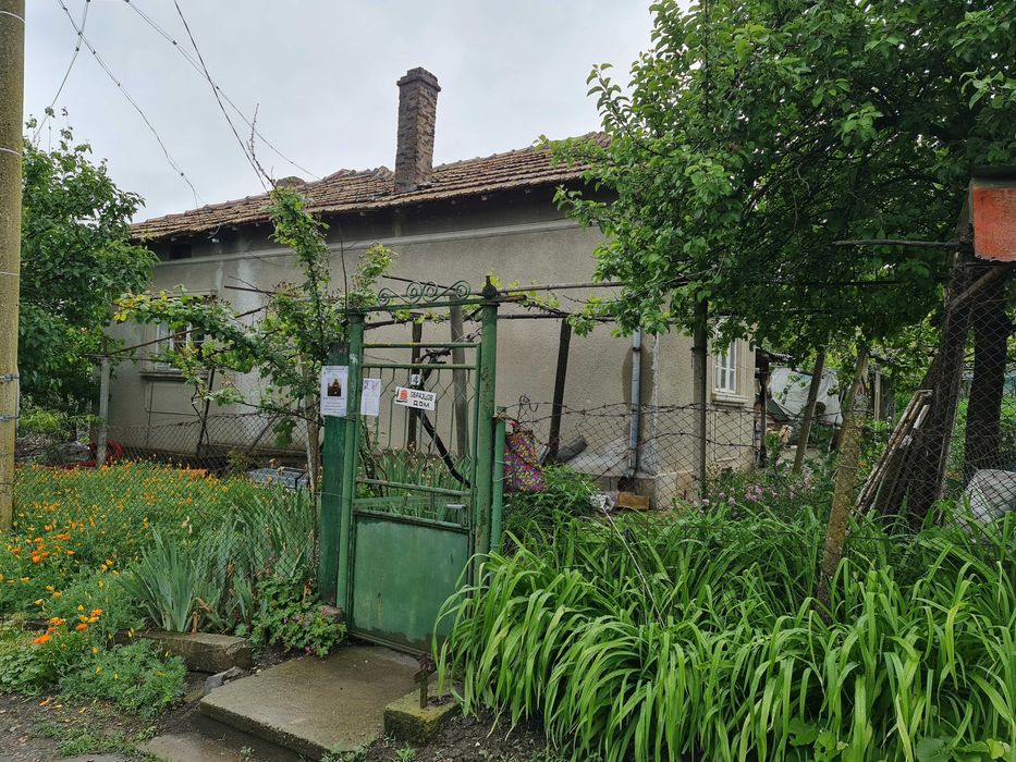 Продавам къща в кв. Бряг