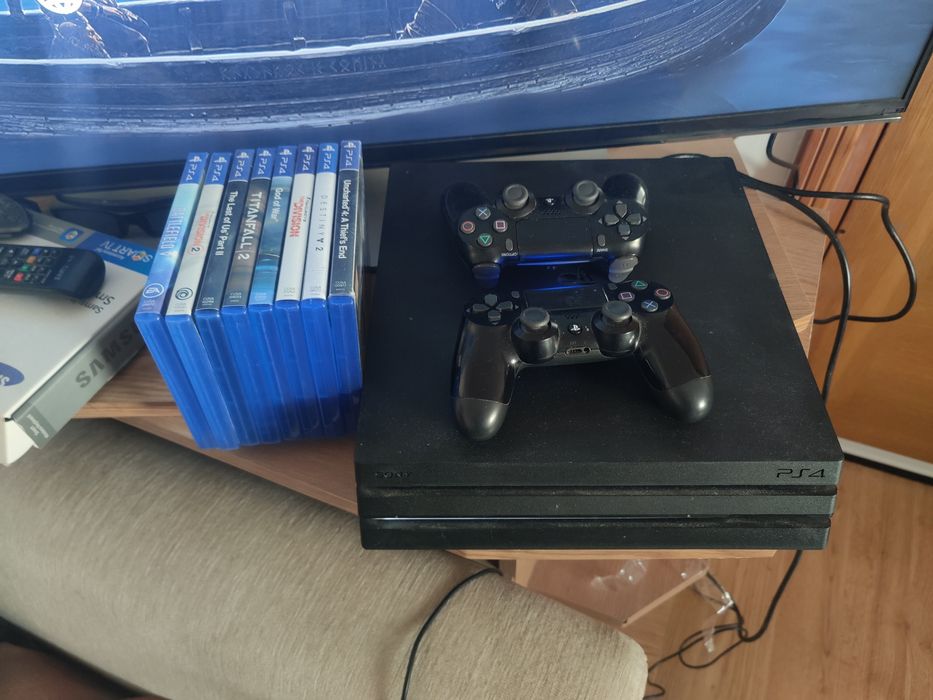 Vând PS4 PRO cu 1 TB statie de încărcare și 8 jocuri