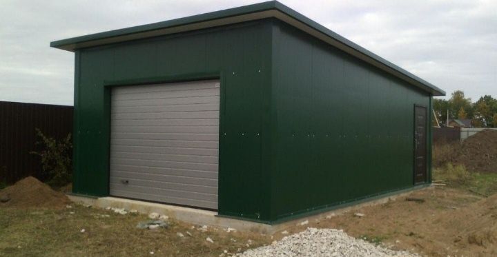 Garaje auto pe structura metalica învelite cu panouri Sandwich termoizolante