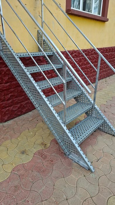 Confectionam scarii metalice zincate