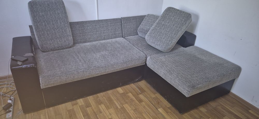 Стол стулья вешалка диван