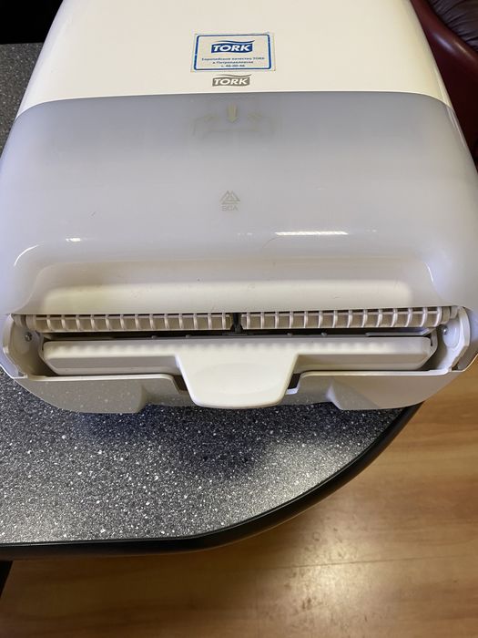 Диспенсер для полотенец Tork.