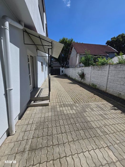Casa individuala 7 camere+ apartament, 5 locuri de parcare. Sagului