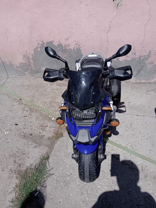 Motoretă și mașină pentru copiii