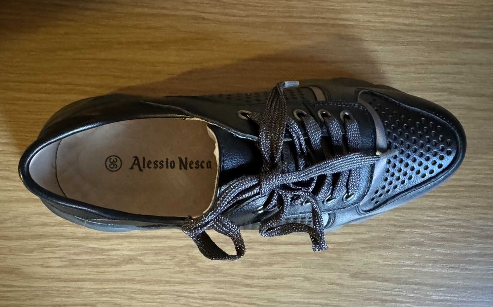 Кроссовки женские