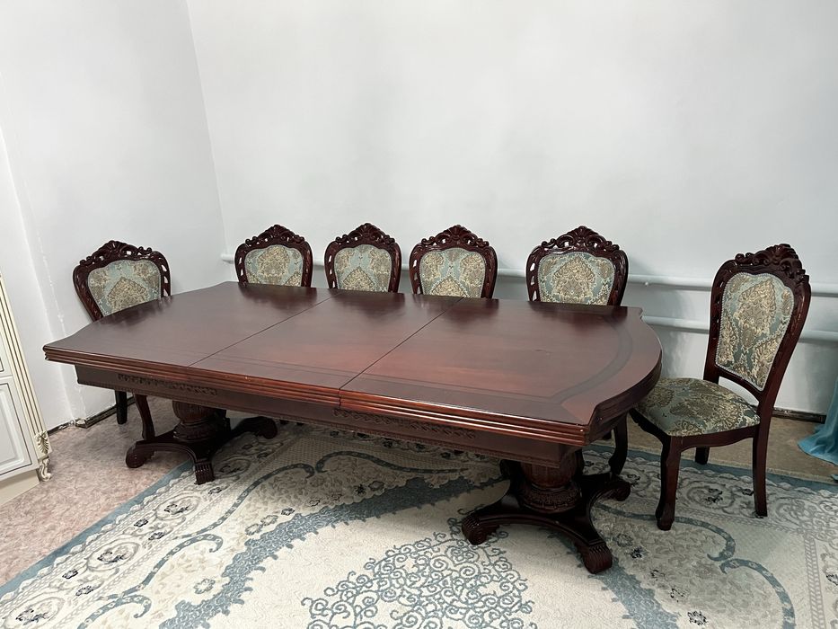 Стол со стульями