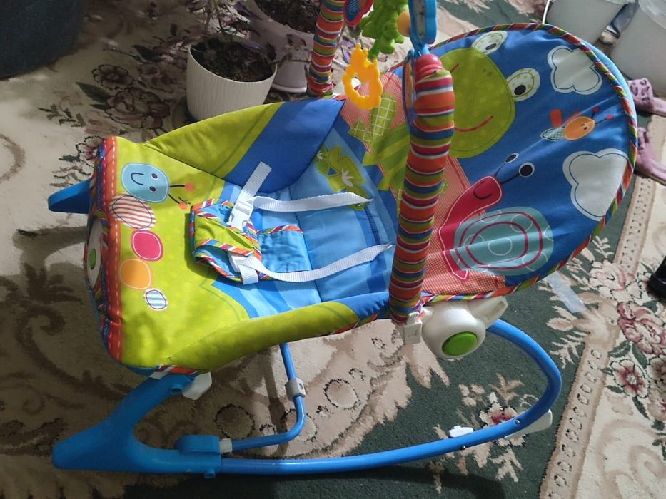 Детская качалка синего цвета