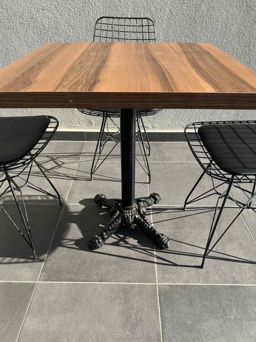 Маса със столове