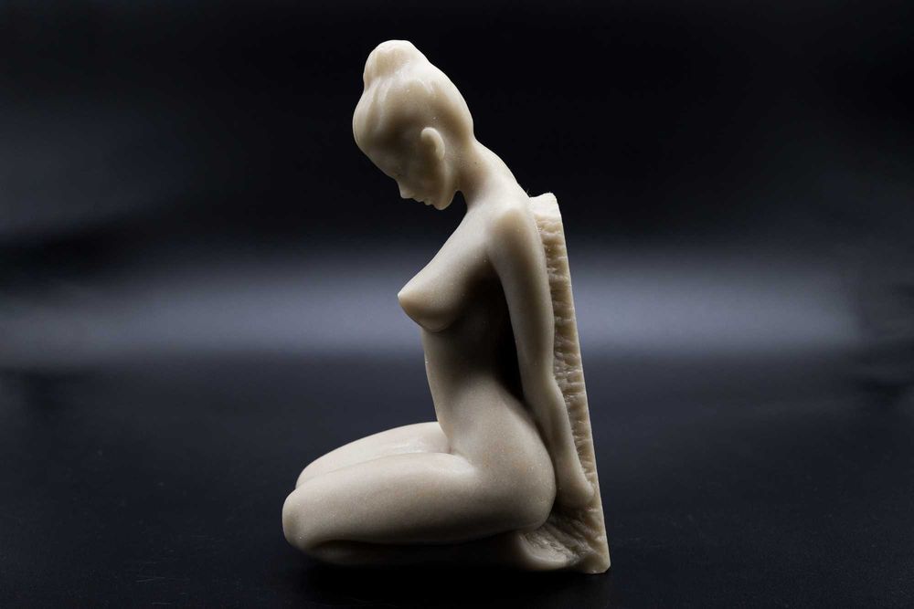 Ръчно изработена мраморна скулптура „Елиана“ – поставка за книги