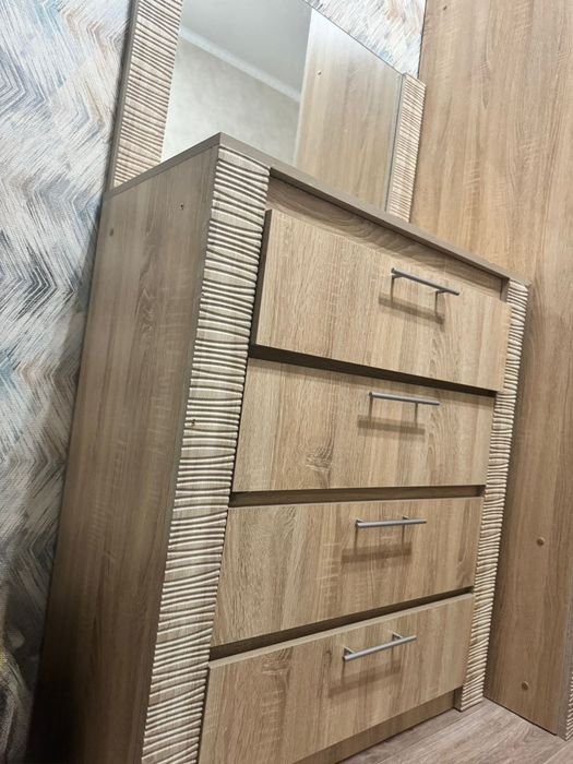 Мебель и шкафчик с зеркалом