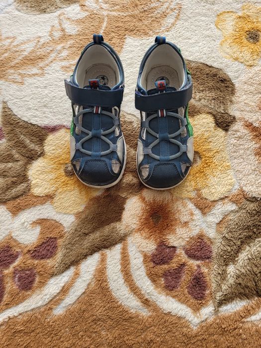 Продам сандали на мальчика.