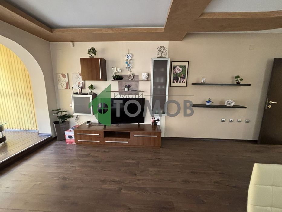 Прекрасно обзаведен тристаен апартамент в кв. Билла 1