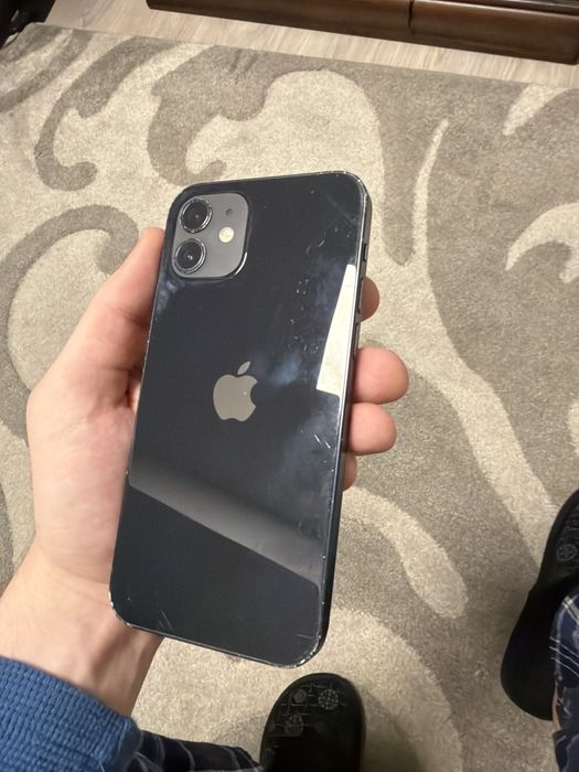 Vând iPhone 12 negru