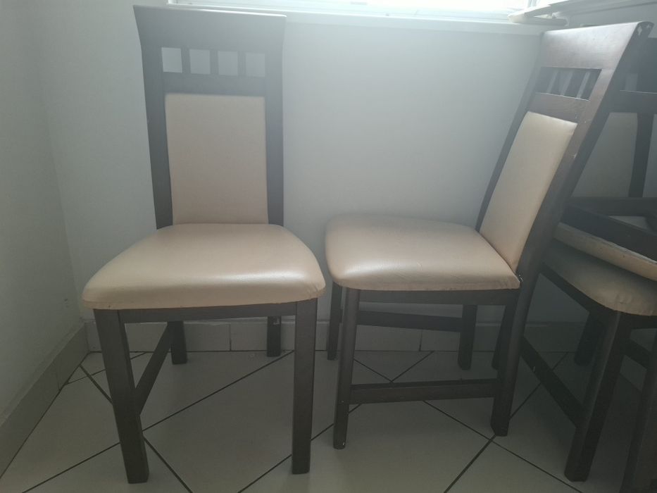 Vând 4 scaune în stare bună