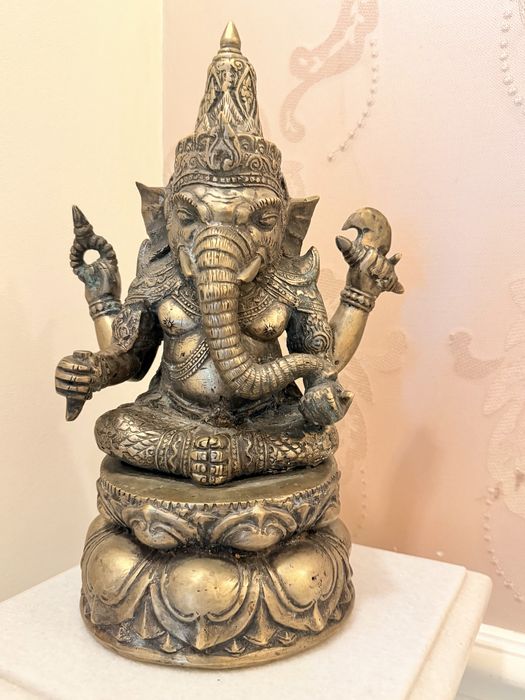 Rar !! Statuie reprezentandu-l pe zeul Ganesha !