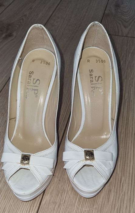 Sara Pen бели на висок ток с платформа