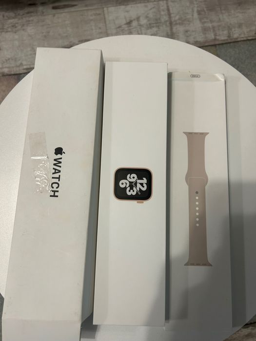 Apple Watch SE 40mm aluminium & ceramic case