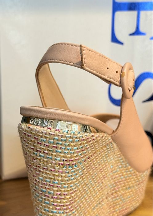 Дамски сандали GUESS на платформа 38.39