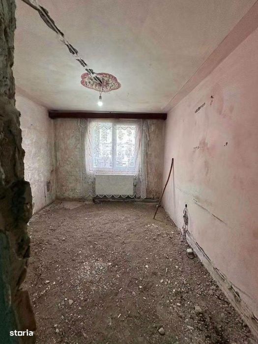De vanzare apartament 3 camere si balcon, 70mp, zona buna, pret 55000e
