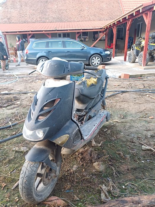 Vand scuter de PIESE !