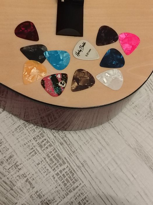 Chitară aproape nouă