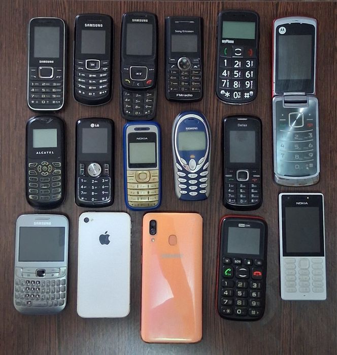 Telefoane de colecție unele funcționale