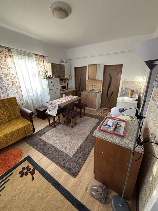 Casa in chirie dormitor + bucatarie