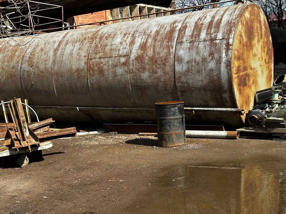 Емкости, цистерны объемом 50 м.куб. черные и нержавеющие.