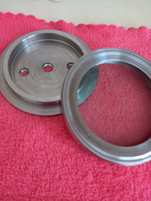 Изделие из нержавейки для фото и помещается на памятник.